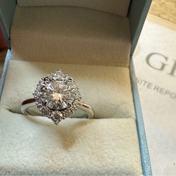 SOLD********2ct Moissanite size 8 Ring Brand new - Picture 1 of 6